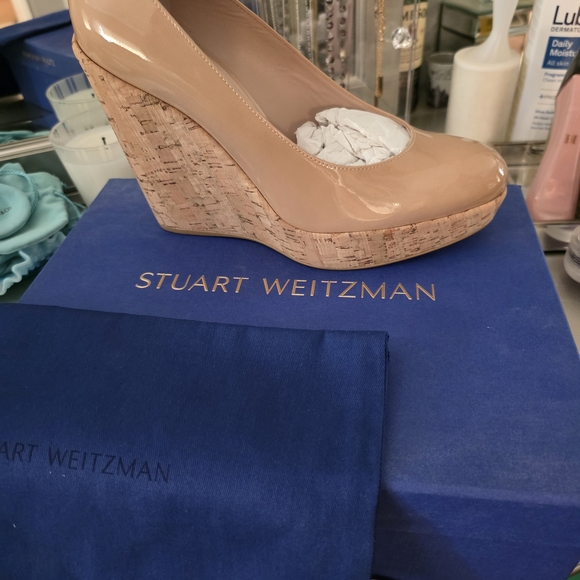 STUART WEITZMAN AUTH $399 Women Beige Patent Leather PeepToe  Stuart Weitzman Beige Patent Wedges